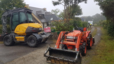 Défrichage du terrain d'une maison avant vente